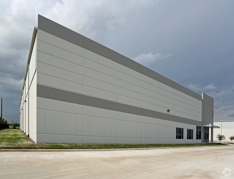 More Photos Of 7214 Harms Rd, Houston Warehouse For Lease