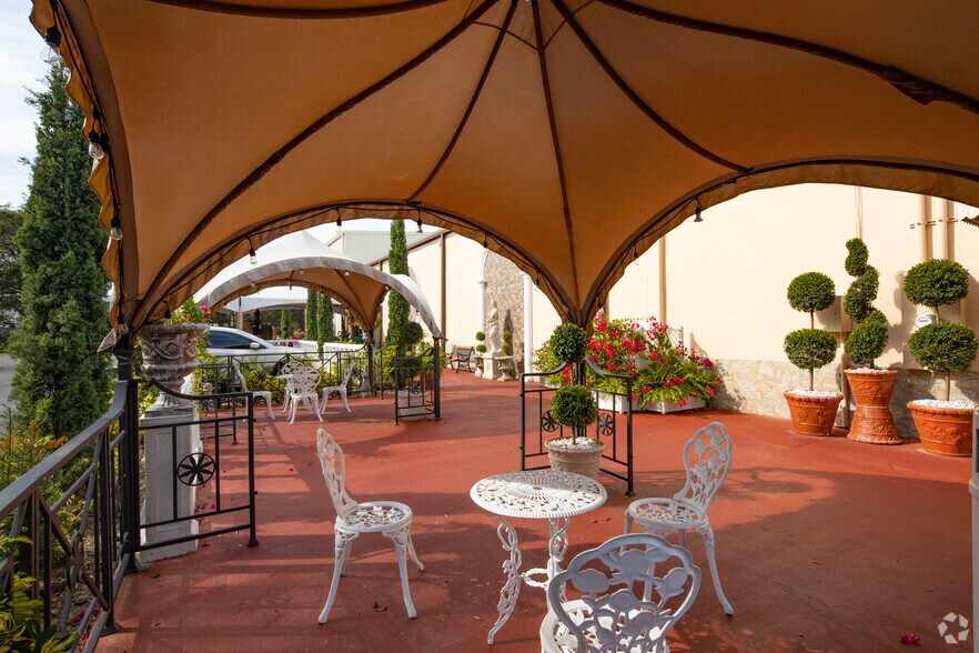 More Photos Of 6463 W Hillsborough Ave, Tampa Industrial For Lease