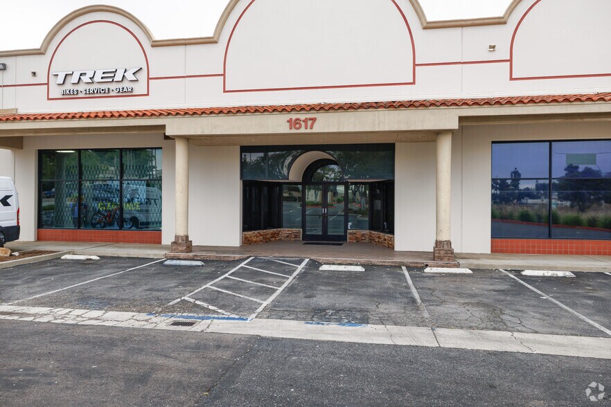 More Photos Of 1617 Capalina Rd, San Marcos Showroom For Lease