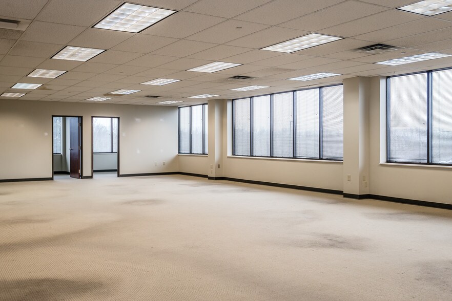 More Photos Of 2720 Airport Dr, Columbus Unknown For Lease