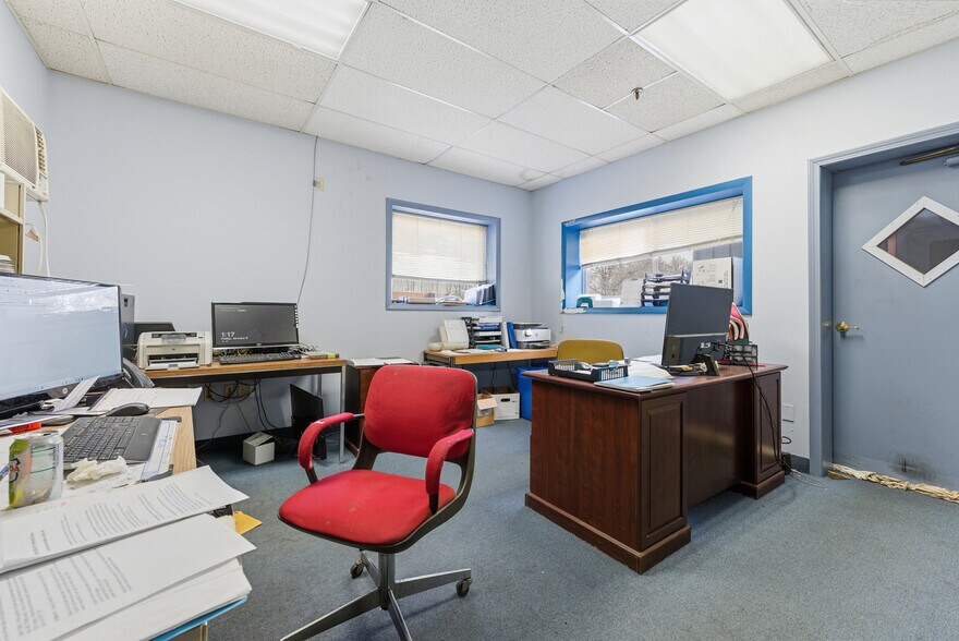 More Photos Of 198-202 Benton Dr, East Longmeadow Warehouse For Lease