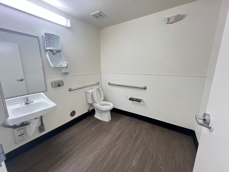 More Photos Of 4322 E Alexander Rd, Las Vegas Distribution For Lease