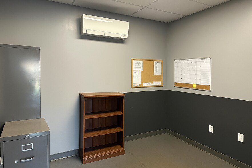 More Photos Of 429 Lake Rd, Killingly Warehouse For Lease