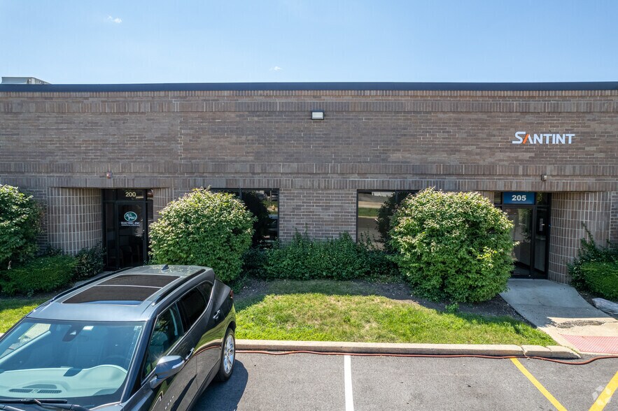 More Photos Of 2000 Bloomingdale Rd, Glendale Heights Warehouse For Lease