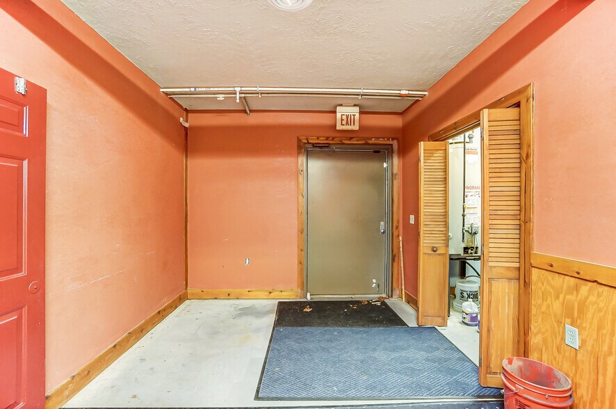 More Photos Of 20660 W Bowling Green Road, Weston Auto Repair For Lease