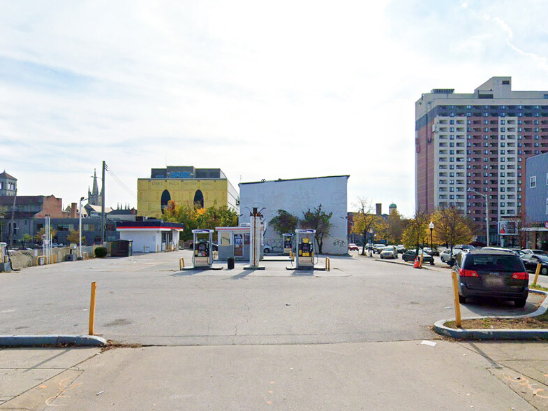 Primary Photo Of 2025 N Charles St, Baltimore Service Station For Sale