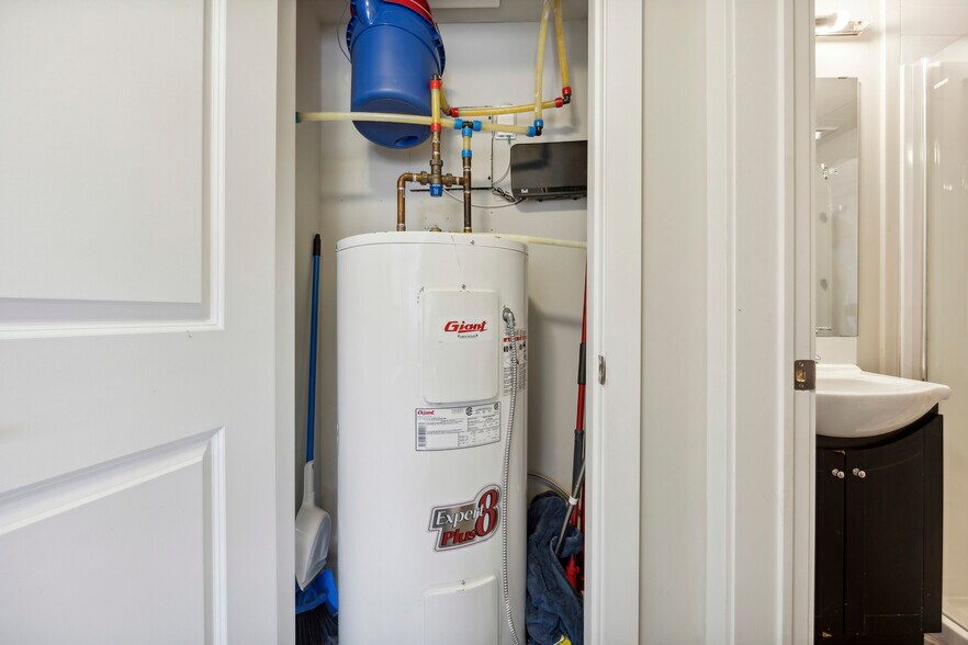 More Photos Of 335 College St, Toronto Apartments For Sale