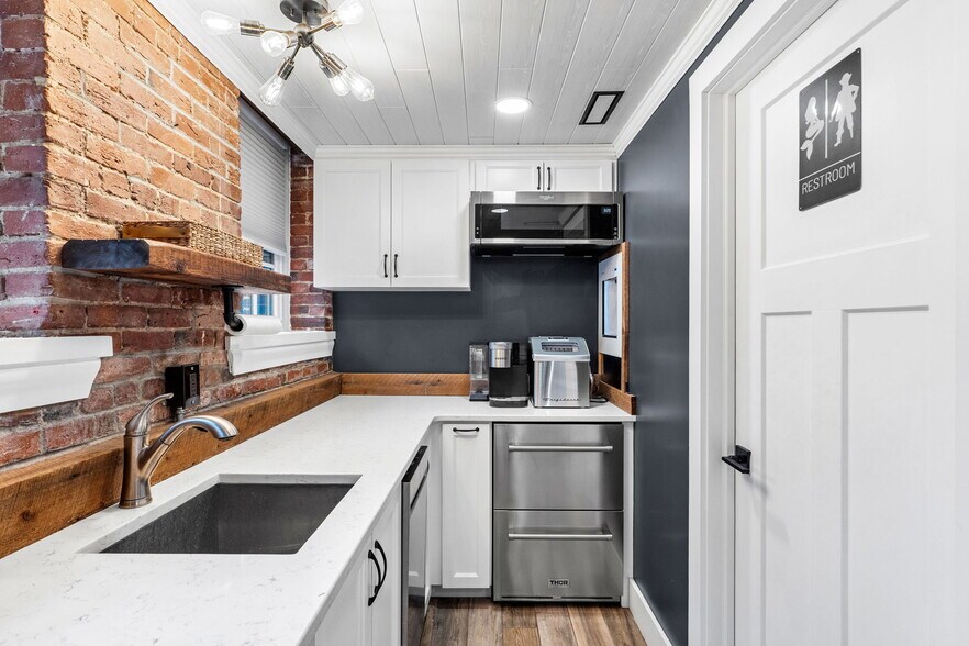 More Photos Of 19-23 Pleasant St, Newburyport Office For Sale