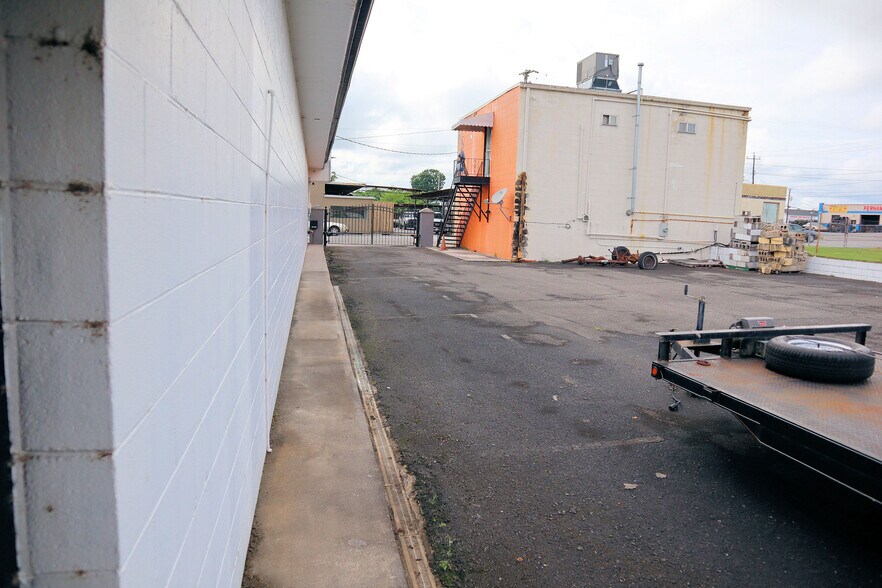 More Photos Of 395 S Ocoee St, Cleveland Showroom For Sale