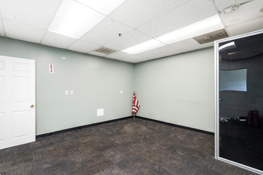 More Photos Of 3 Nami Ln, Hamilton Light Distribution For Lease