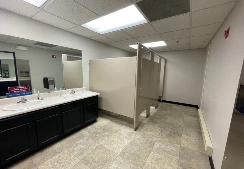 More Photos Of 125 Broadway Ave, Oak Ridge Office For Sale