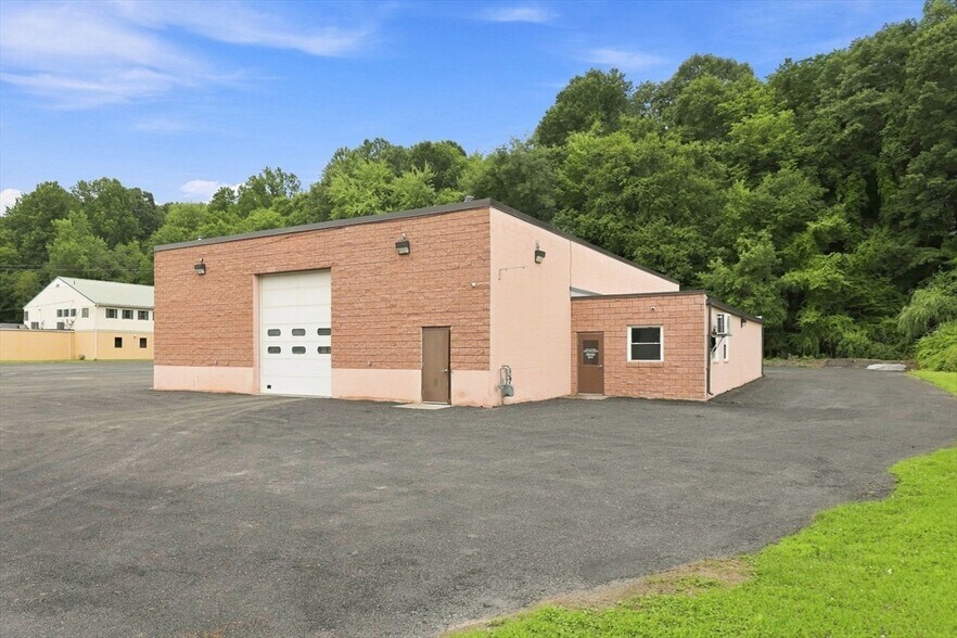 Primary Photo Of 97 Ramah Cir S, Agawam Auto Repair For Lease