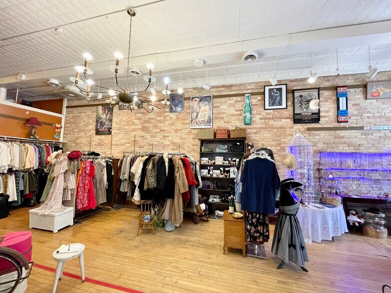 More Photos Of 209-211 E Chicago St, Elgin Bar For Sale