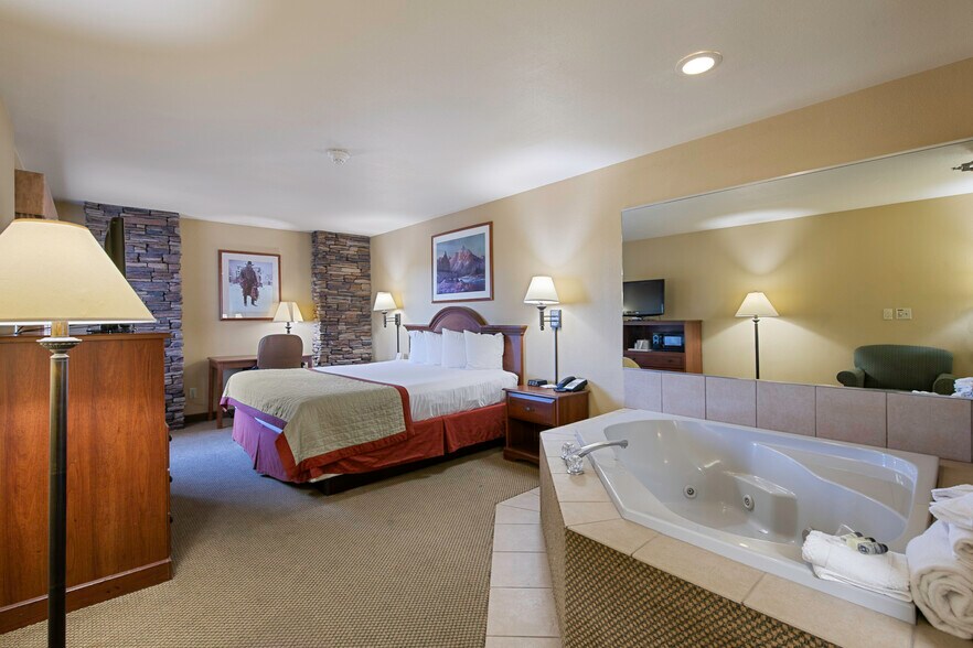 More Photos Of 1424 W Pine St, Pinedale Hotel For Sale