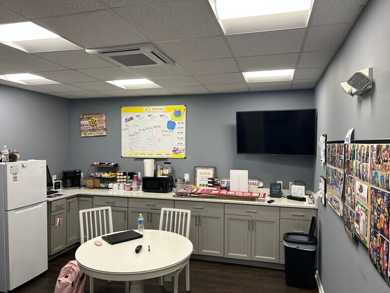 More Photos Of 8176 Ritchie Hwy, Pasadena Freestanding For Lease