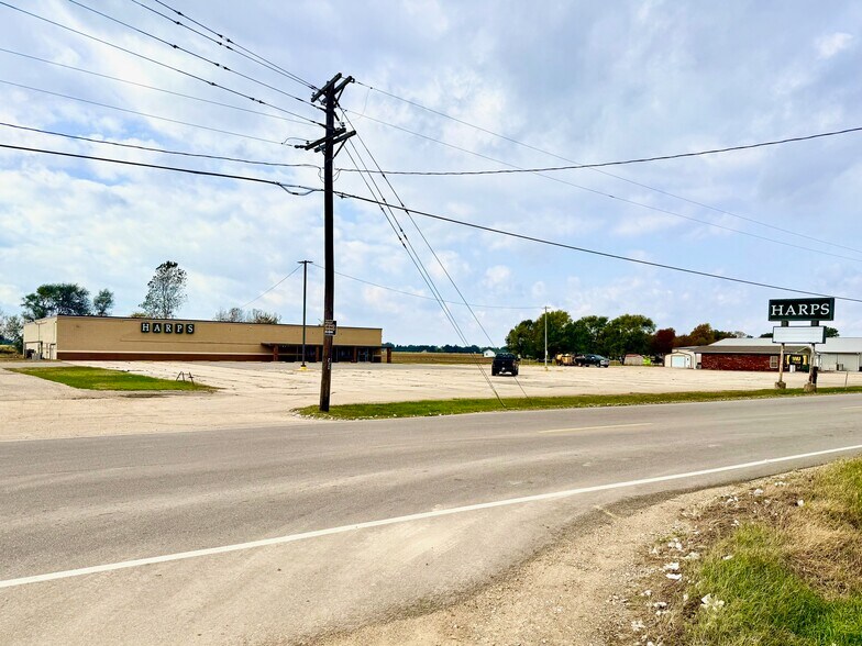 More Photos Of 881 S Walnut St, Bernie Storefront For Sale