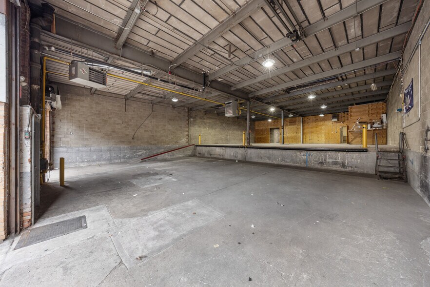 More Photos Of 91-26 Archer Ave, Jamaica Showroom For Lease