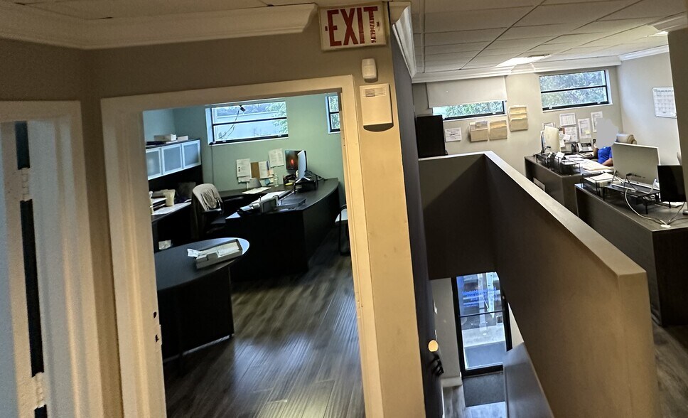 More Photos Of 4331 N Dixie Hwy, Boca Raton Light Distribution For Lease