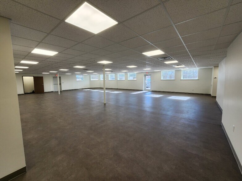 More Photos Of 1918 W Virginia Ave, Crewe Warehouse For Lease