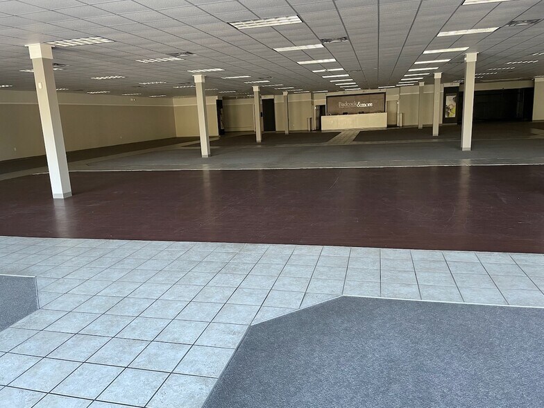 More Photos Of 6377 Oak St, Eastman Freestanding For Sale