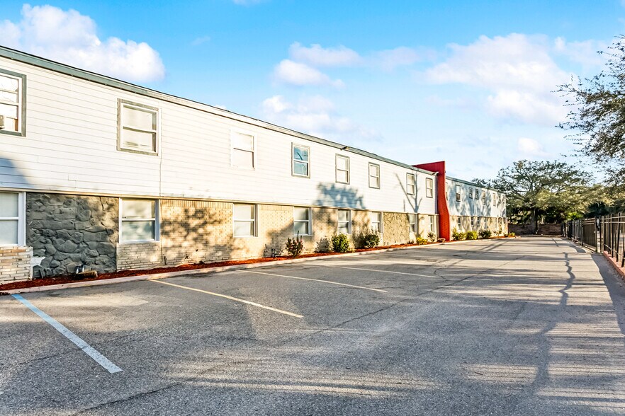 More Photos Of 3300 Garden Oaks Dr, New Orleans Apartments For Sale