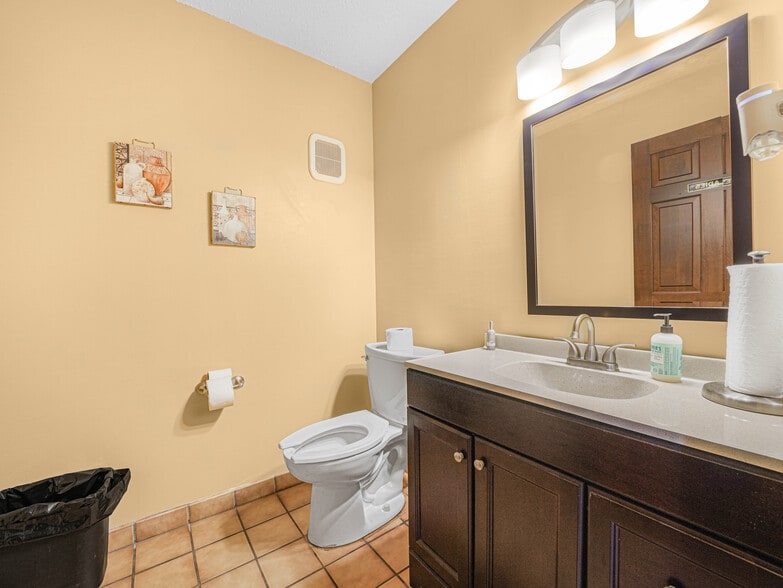 More Photos Of 112 N Poplar Ave, Sanford Flex For Lease