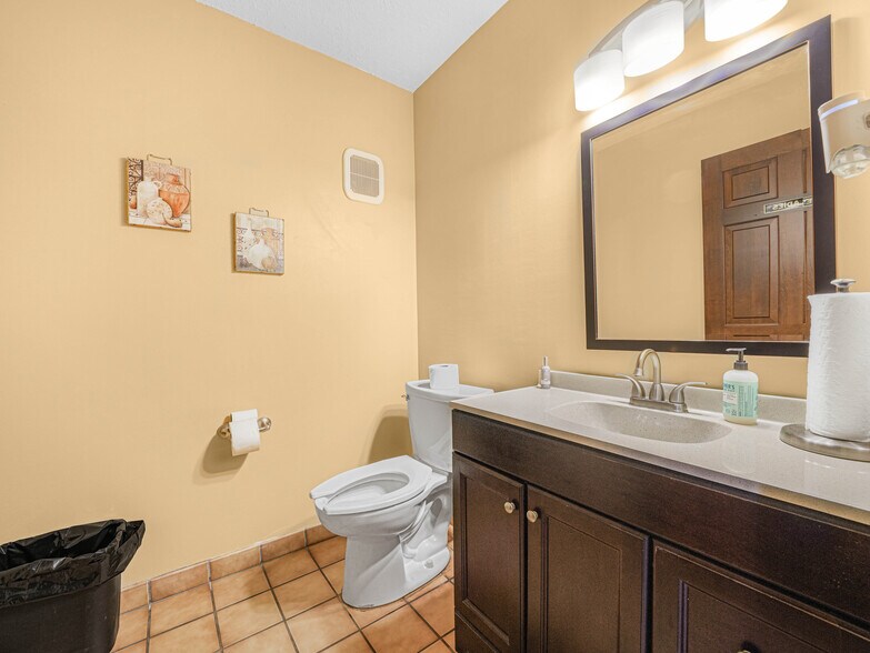 More Photos Of 112 N Poplar Ave, Sanford Flex For Sale