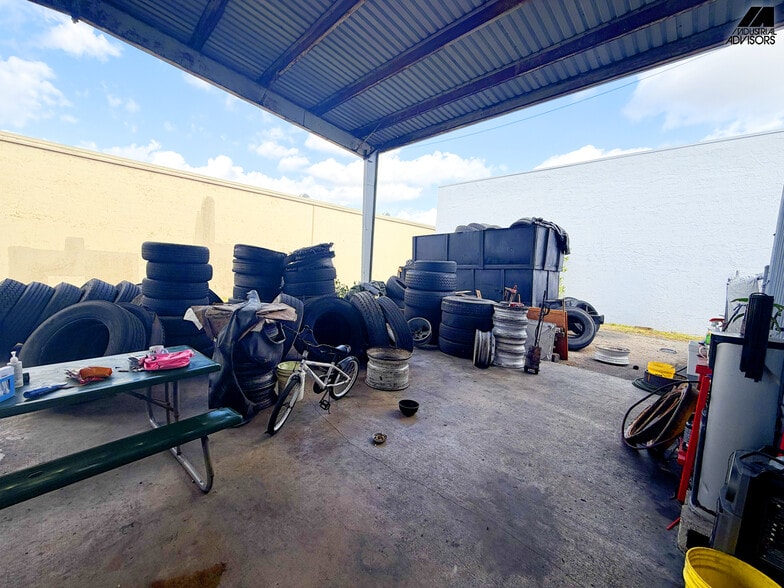 More Photos Of 8115 NW 98th St, Hialeah Manufacturing For Lease