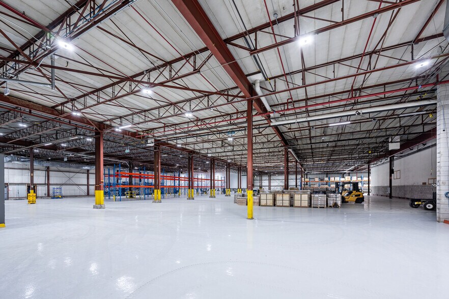 More Photos Of 1350 Rue Nobel, Boucherville Warehouse For Lease