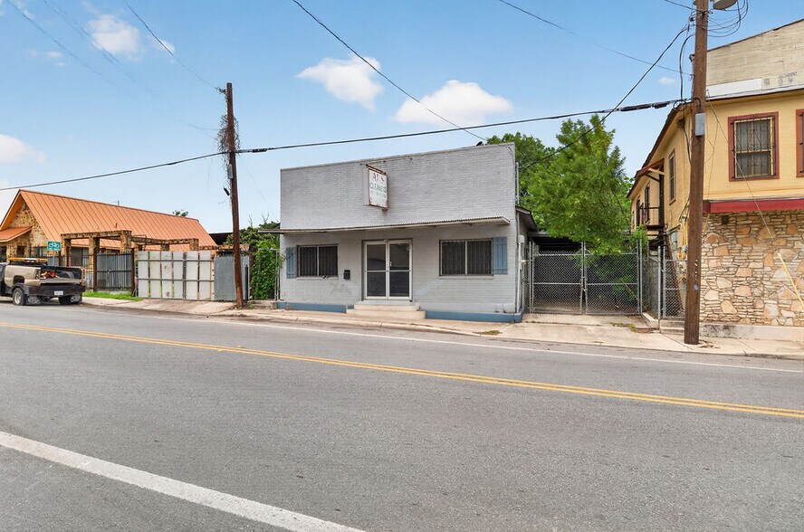 More Photos Of 905 Ruiz St, San Antonio Storefront For Lease