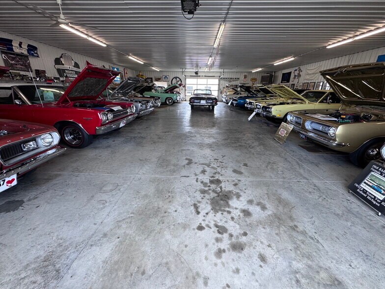 More Photos Of 343 E 8th St, Holland Showroom For Sale