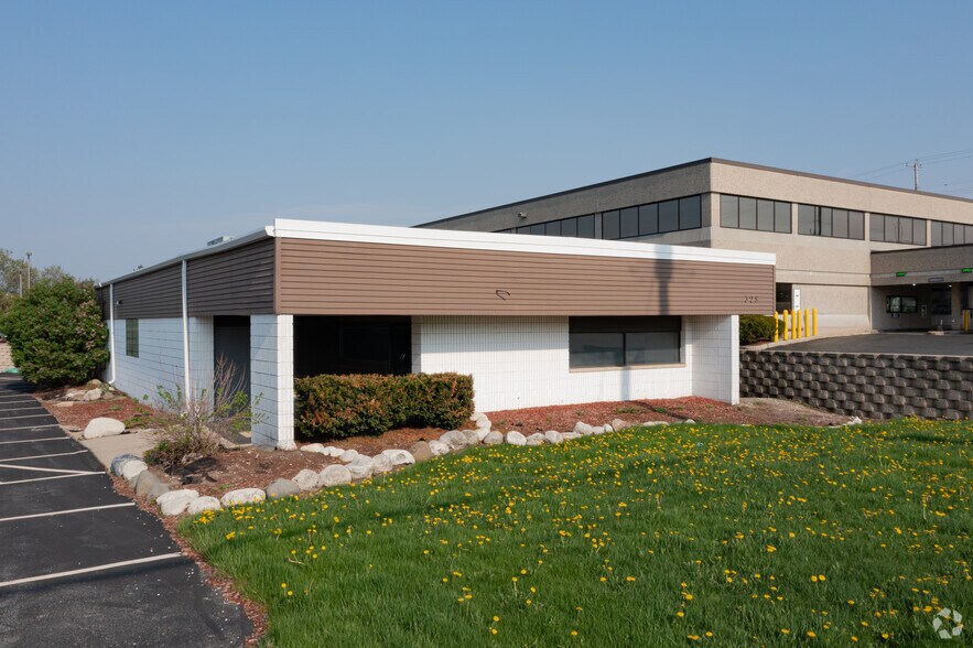 More Photos Of 325 N Janacek Rd, Brookfield Freestanding For Lease