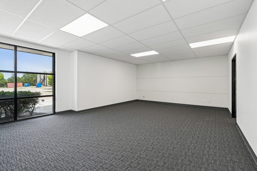 More Photos Of 7925 N Wilshire Ct, Oklahoma City Manufacturing For Sale