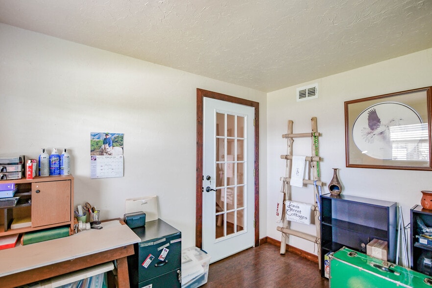 More Photos Of 512 N Travis St, Granbury Hospitality For Sale
