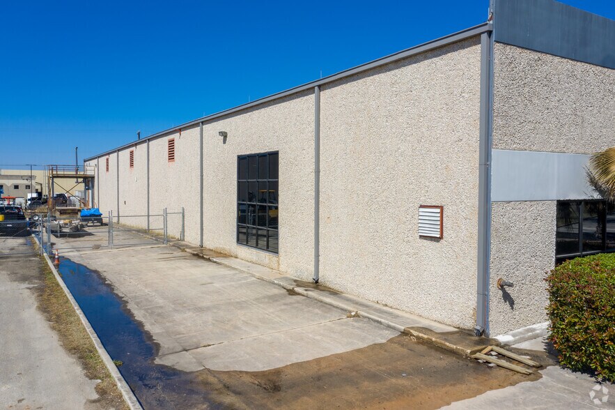 More Photos Of 6111 Woodlake Ctr, San Antonio Manufacturing For Lease
