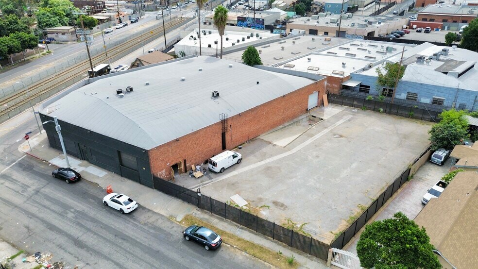 More Photos Of 2201 Long Beach Ave, Los Angeles Warehouse For Lease