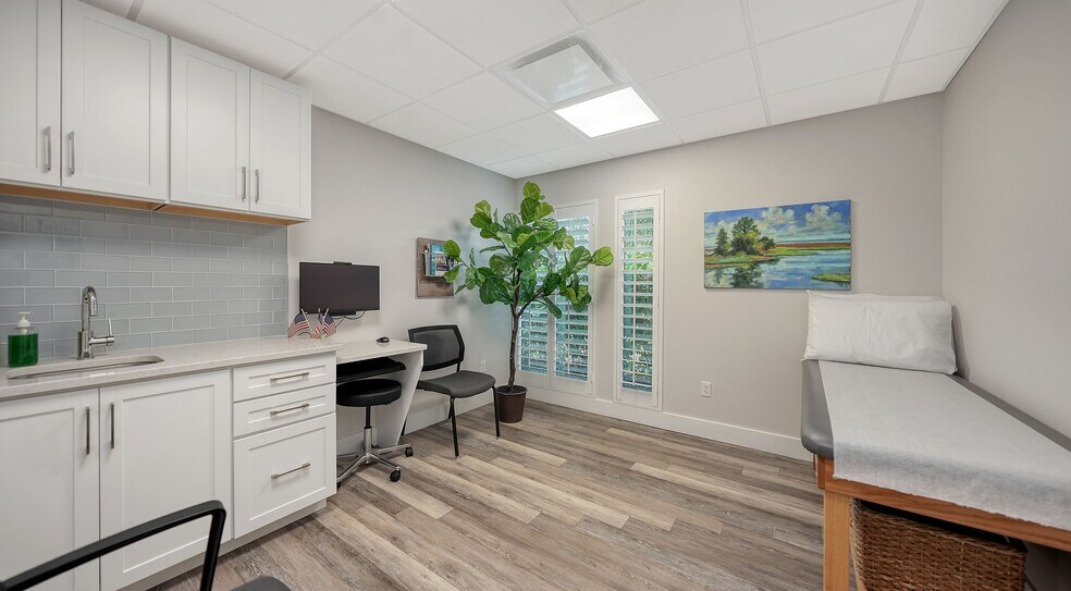 More Photos Of 1630 S Tuttle Ave, Sarasota Medical For Sale