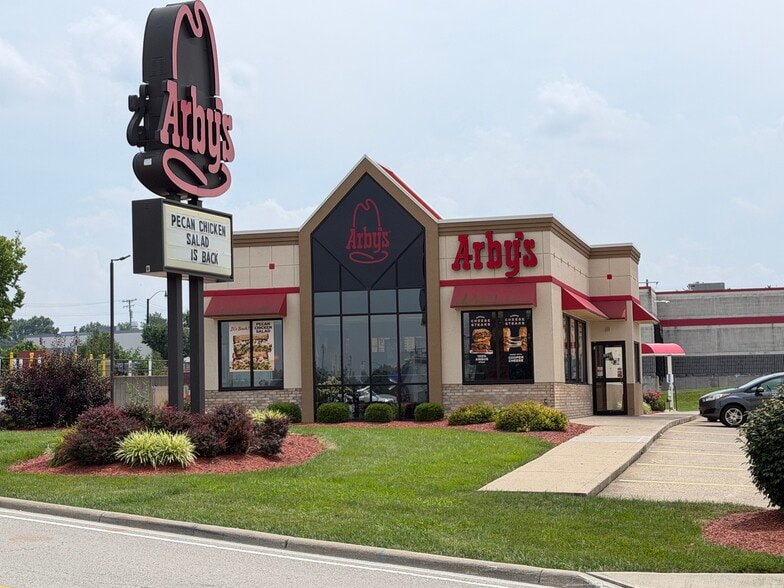 Primary Photo Of 851 Eastgate South Dr, Cincinnati Fast Food For Sale