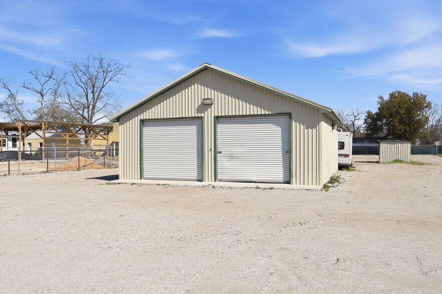 More Photos Of 12115 West Dr, Cypress Land For Lease