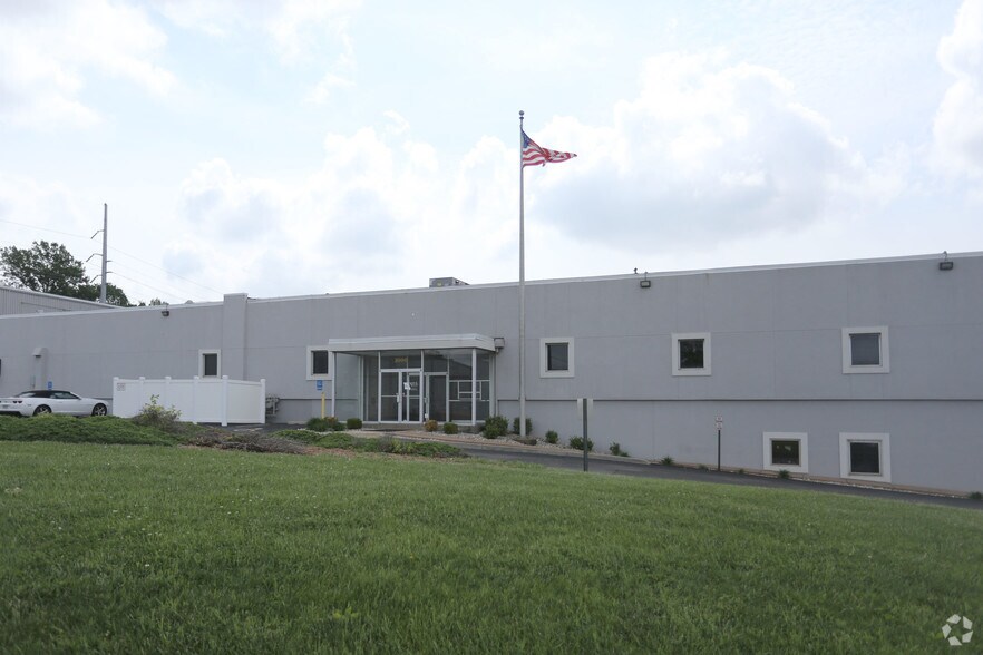 More Photos Of 1000 Camera Ave, Crestwood Flex For Lease