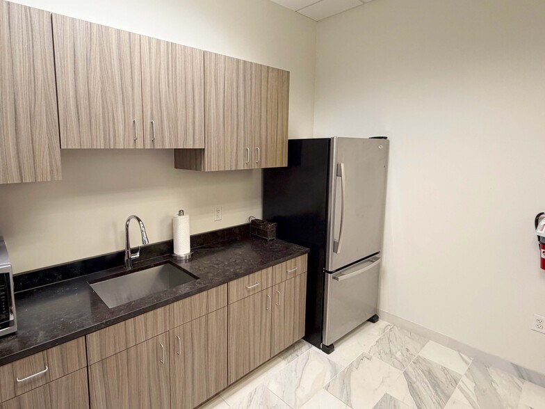 More Photos Of 4901 Vineland Rd, Orlando Office For Lease