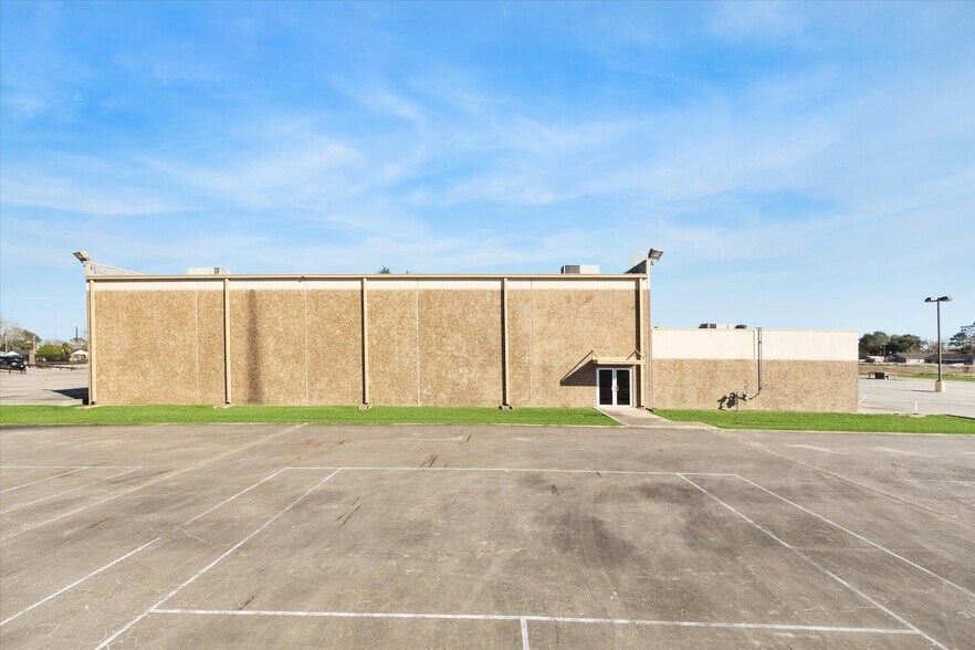 More Photos Of 1401 Mlk Blvd, El Campo Flex For Sale