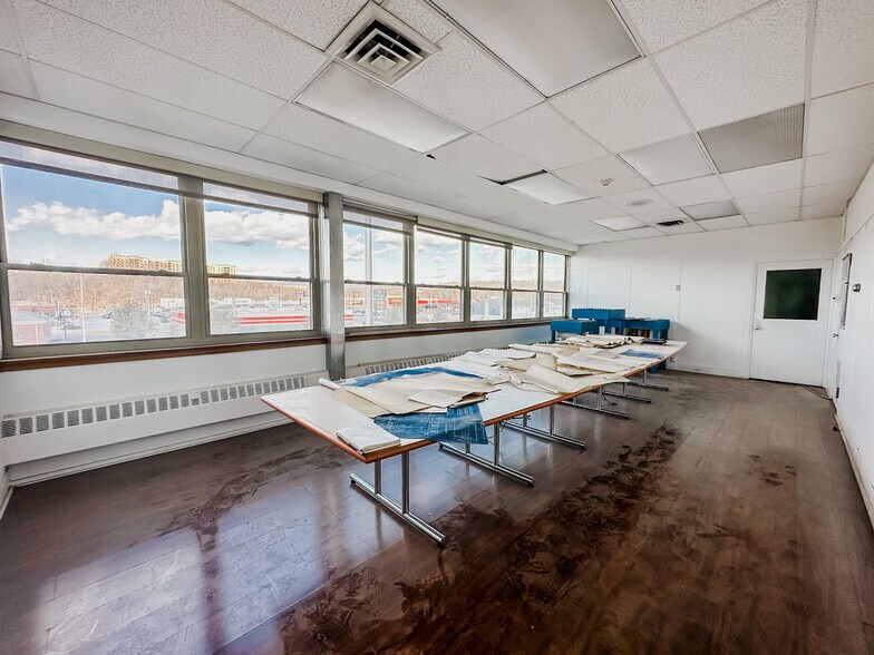 More Photos Of 3121 Pleasant Valley Blvd, Altoona Light Distribution For Lease