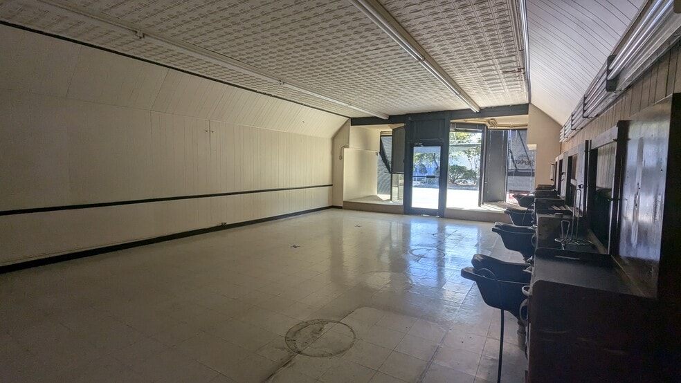More Photos Of 131 W Davis St, Burlington Storefront Retail Office For Lease