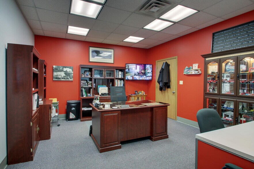 More Photos Of 301 S 7th St, Quincy Light Distribution For Sale