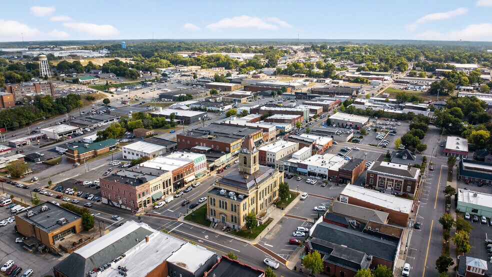 More Photos Of 109 7th Ave E, Springfield Flex For Sale