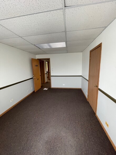 More Photos Of 655 Rockland Rd, Lake Bluff Office For Lease
