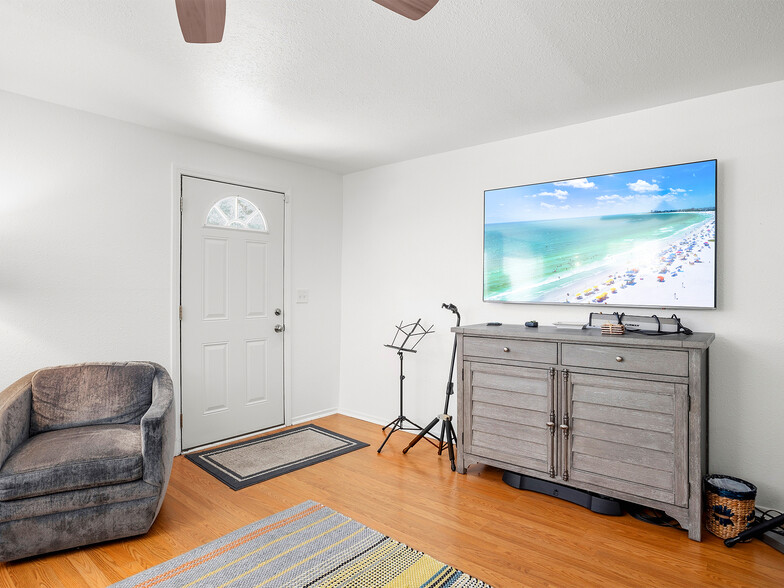 More Photos Of 7580 McGroarty Ter, Tujunga Apartments For Sale