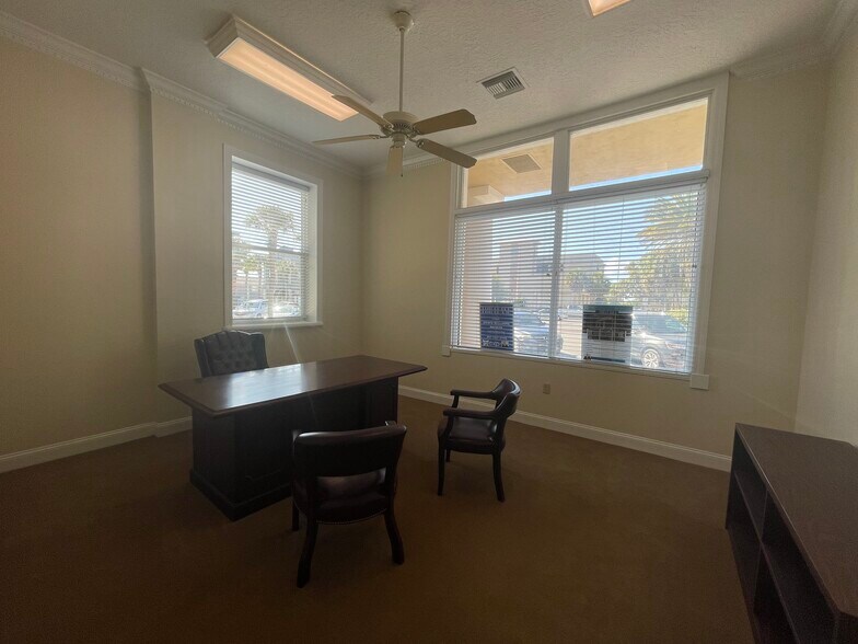 More Photos Of 220 W Main St, Tavares Office For Lease