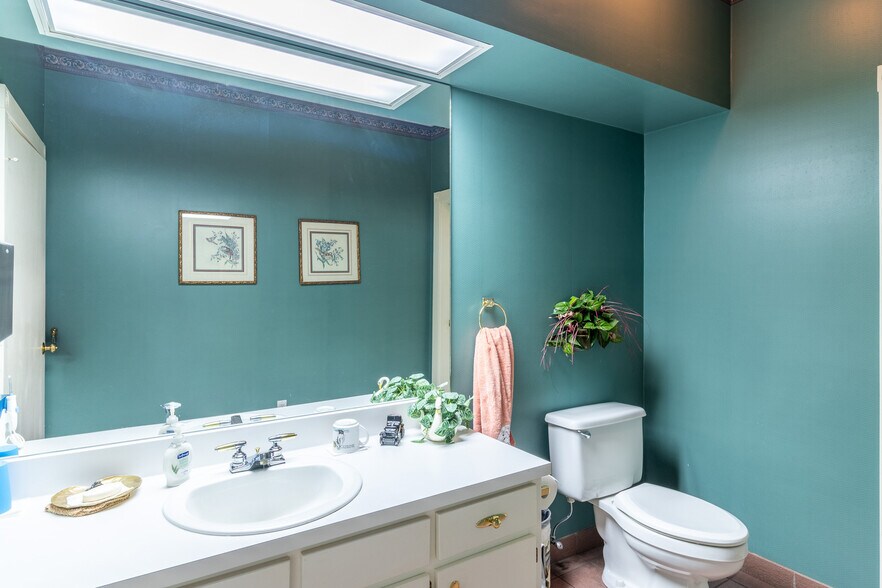 More Photos Of 1421 Ross Dr, Dalton Office For Sale